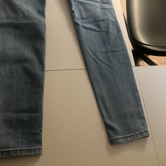 Light wash ripped high waist thick stretchy jeans 💙 - Picture 7 of 8